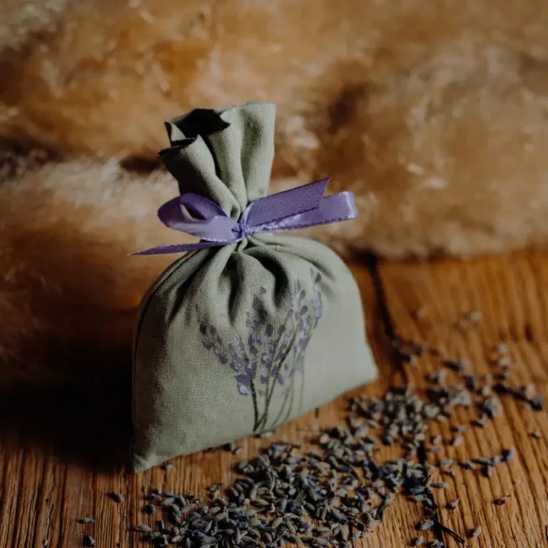 Sacchetto lavanda in cotone dipinto a mano 40g – profuma cassetti e armadi, regalo naturale