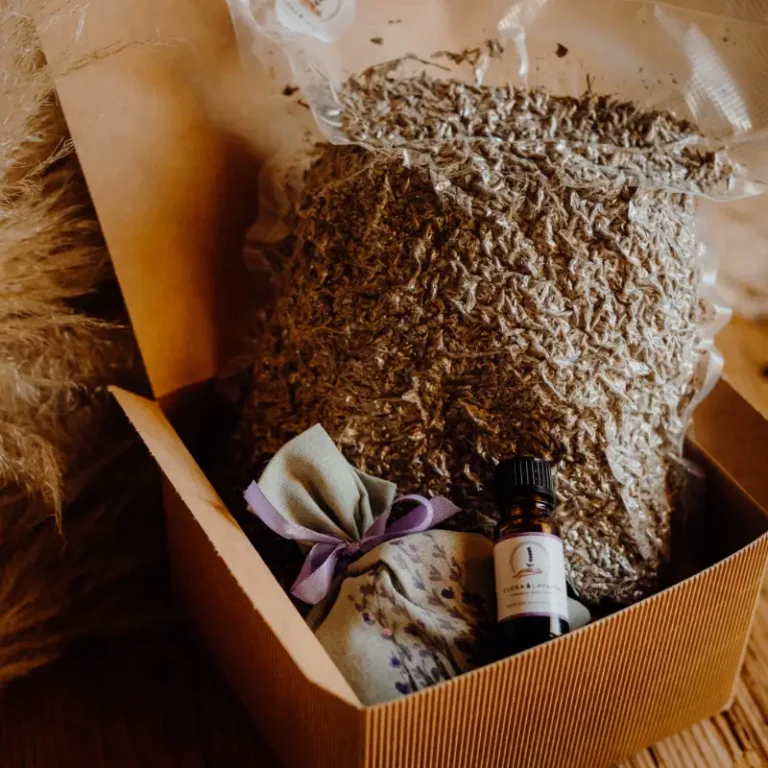 Set profumi di lavanda – olio essenziale, sacchetto e fiori essiccati, cofanetto per la casa